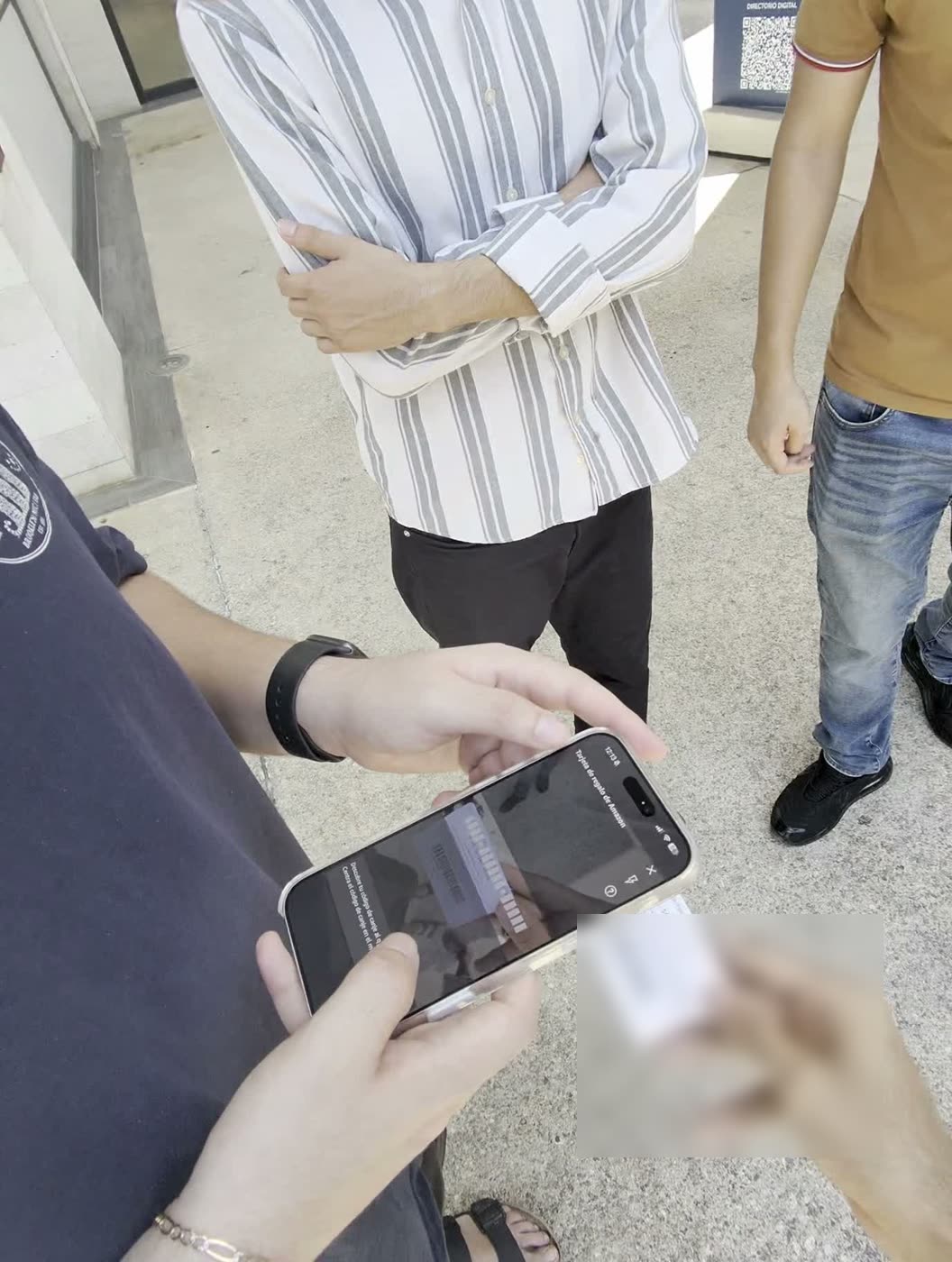 Vista en primera persona: unas manos canjean una tarjeta de regalo en la calle